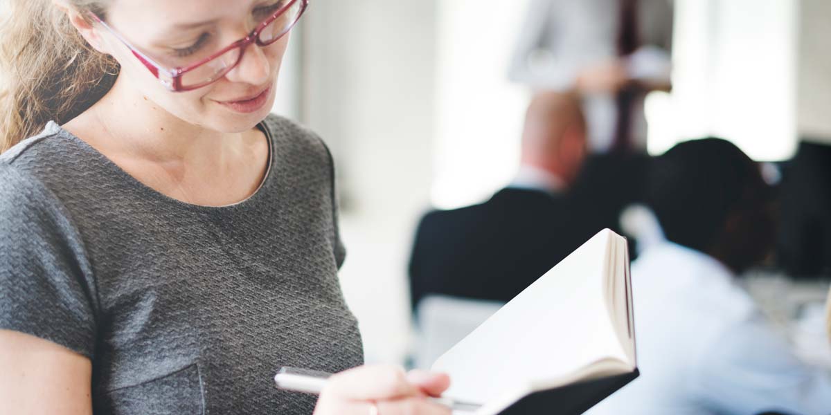 closeup-caucasian-woman-writing-notepad